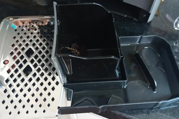 Gaveta de borra da Philips Walita EP2330 com capacidade para 12 pastilhas — esvaziar sempre com máquina ligada