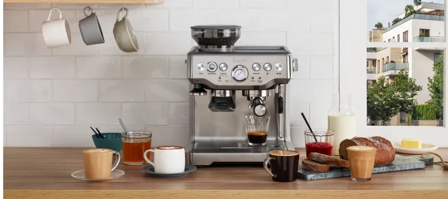 Breville Barista Express BES870 com espresso extraído e manômetro visível — review completo da cafeteira semiautomática com moedor integrado