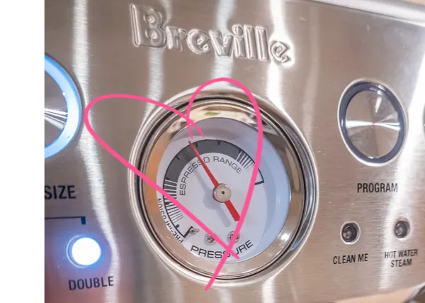 Manômetro da Breville Barista Express BES870 com agulha na zona ideal de extração do espresso entre 8 e 10 bar