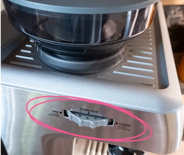 Detalhe do moedor cônico integrado da Breville Barista Express BES870 com seletor de 16 ajustes de moagem para espresso
