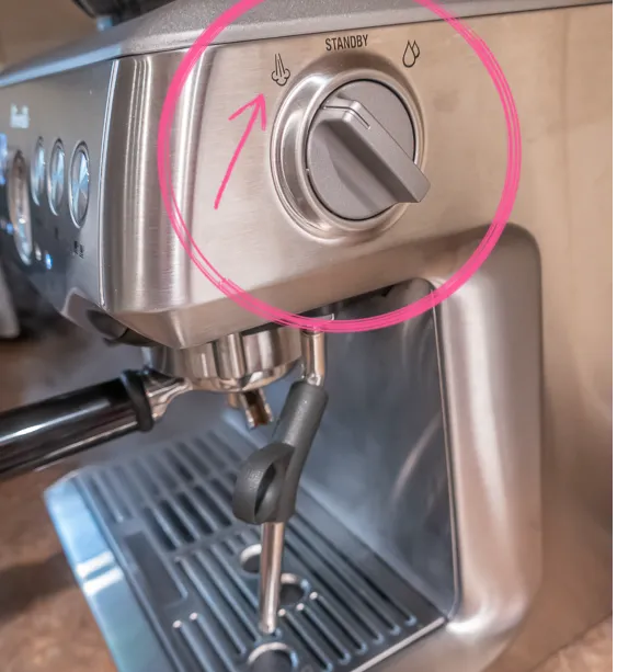 Bico vaporizador manual 360° da Breville Barista Express BES870 texturizando leite para cappuccino com microespuma