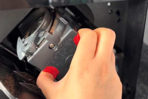 Infusor removível da De'Longhi Magnifica S — peça que facilita a limpeza e manutenção