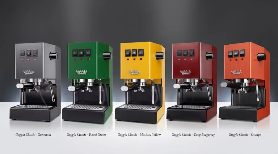 Gaggia Classic E24 disponível em vermelho, azul, preto, laranja, verde, cinza, amarelo e inox