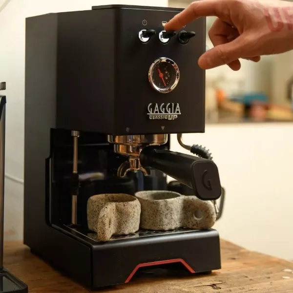 Gaggia Classic Up vista frontal com tela TFT colorida e manômetro analógico