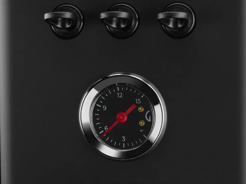 Manômetro analógico frontal e bandeja rebaixada da Gaggia Classic Up para balança de espresso